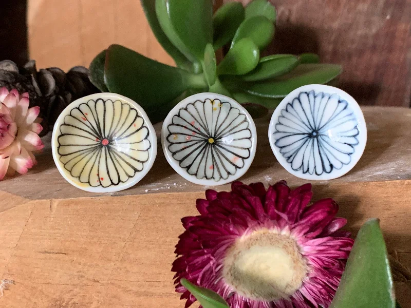 Fluid art rings-One hand painted porcelain ‘daisy’ ring