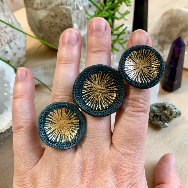 Worn cameo rings-Black porcelain rin, with gold lustre star